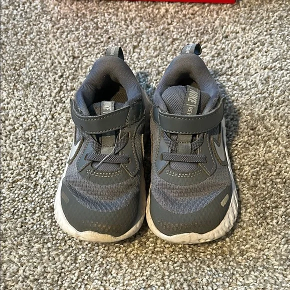 Nike Gray and White Sneakers with Velcro Closure - Picture 4 of 11